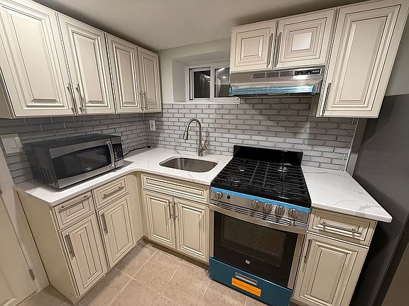 4th image of 9233 Vanderveer St #2