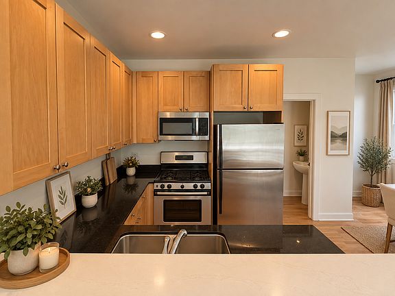 5th image of 842 N Racine Ave Unit 202