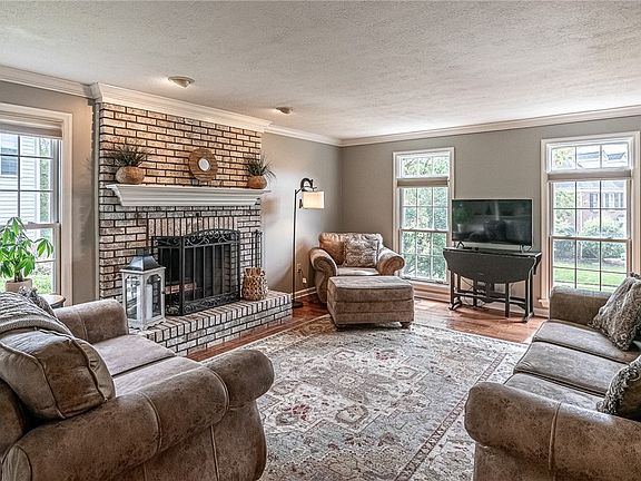 5th image of 1008 S Lake Dr