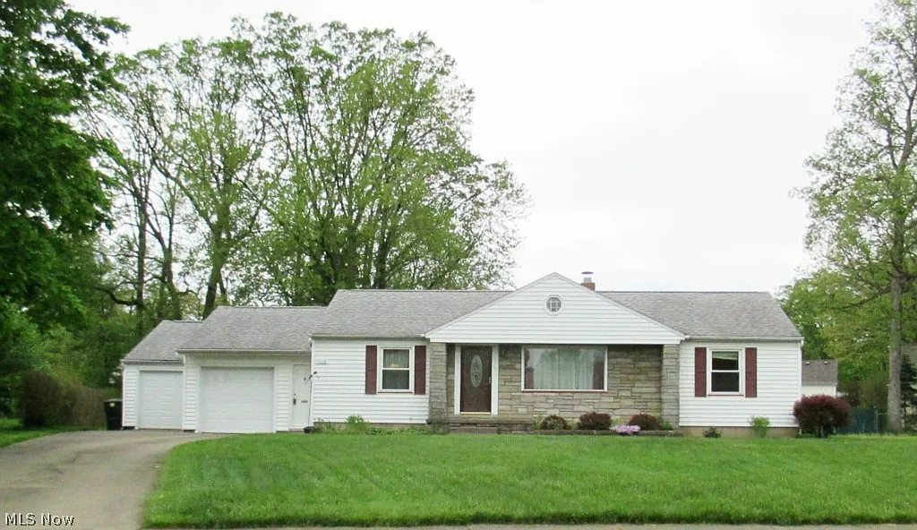 1119 Guarnieri Dr NE photo 1