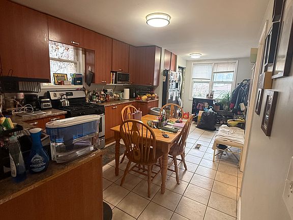 4th image of 1324 W Argyle St #1