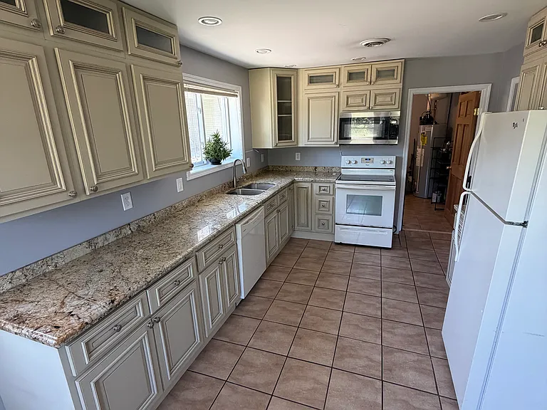 8825 Sheridan Dr — Photo 18