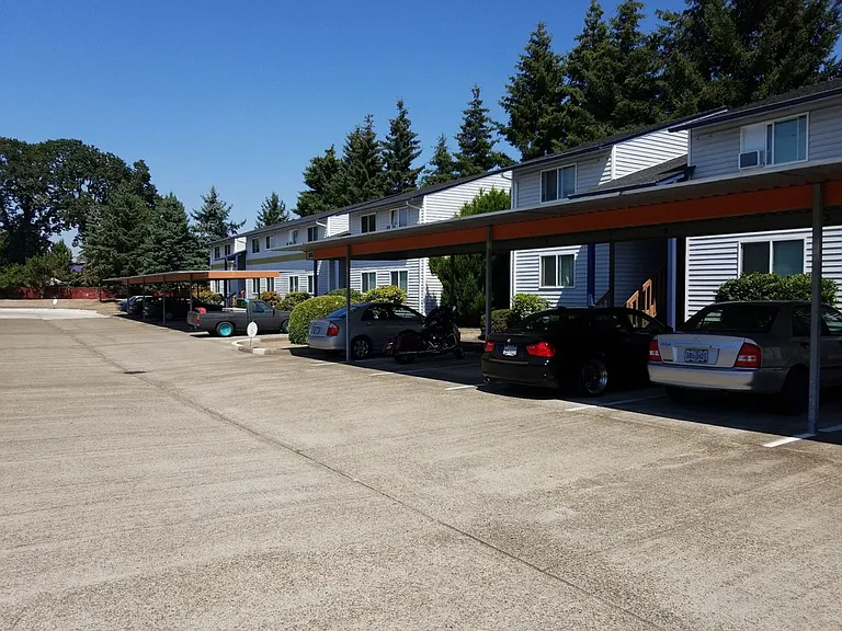 Latitude 44 Apartments — Photo 8