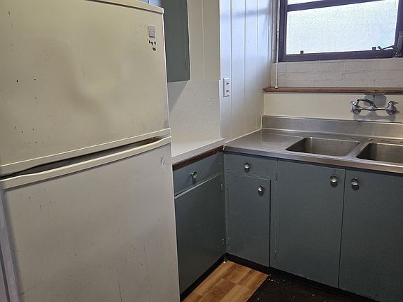 3rd image of 32 N School St