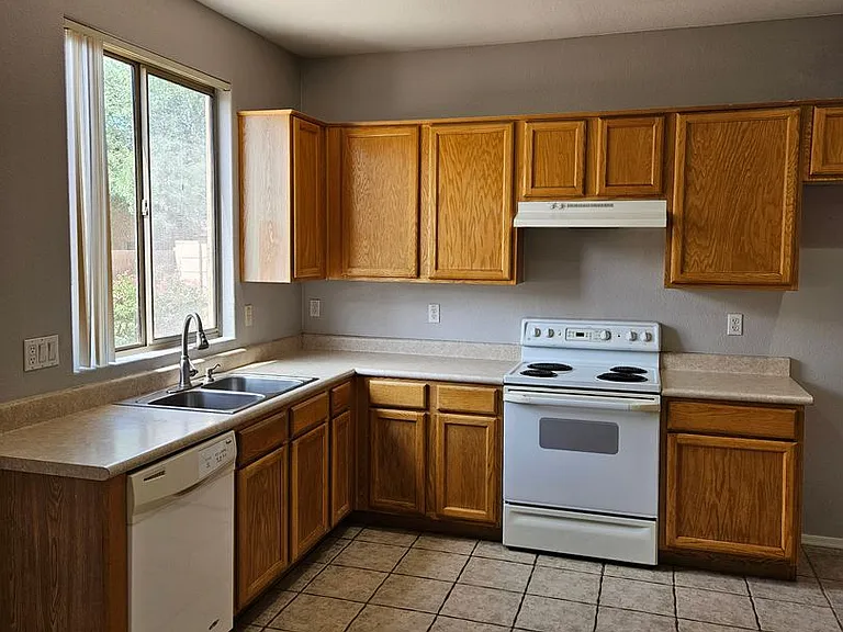931 E Sherri Dr — Photo 5