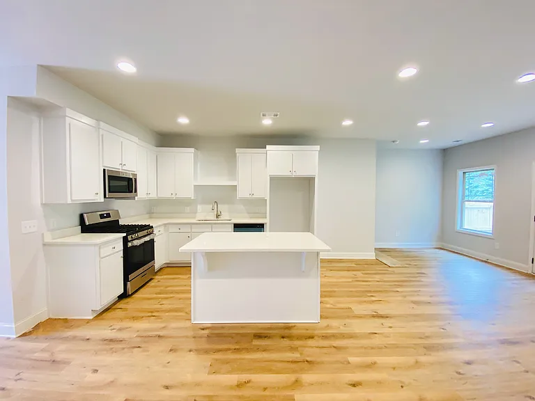 1095 N Village Dr — Photo 6