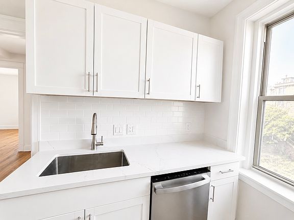 3rd image of 15 Colborne Rd APT 18
