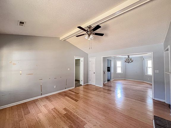 3rd image of 105 Countryside Dr.