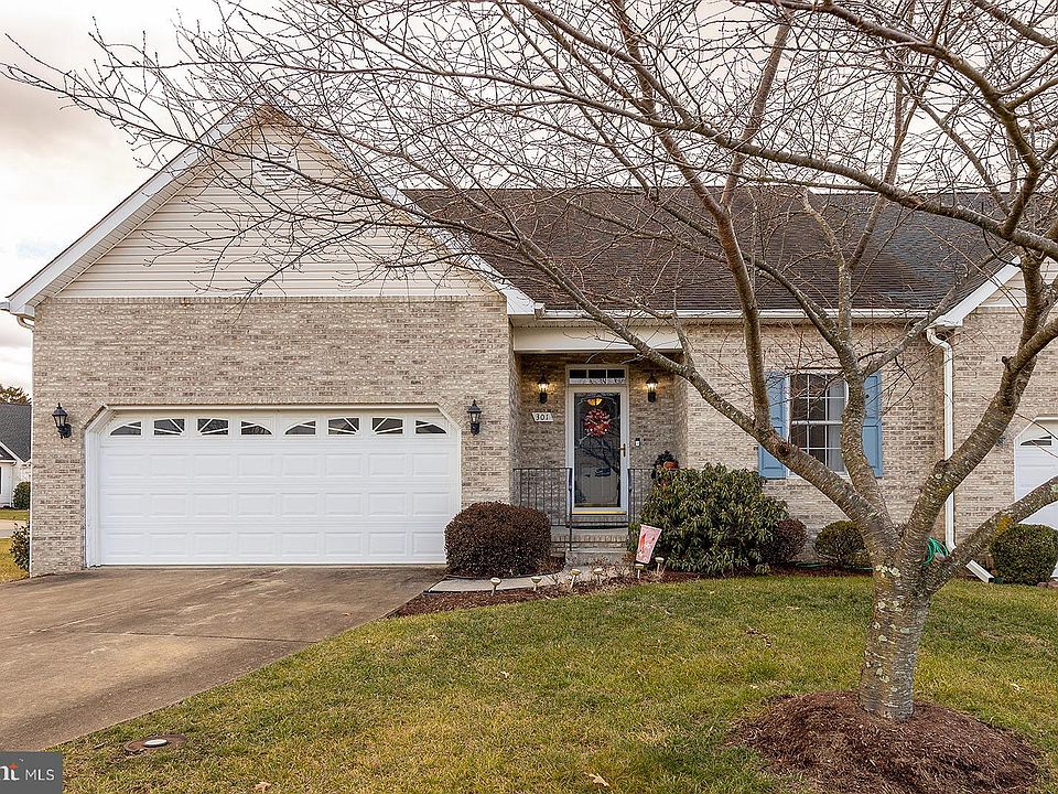 1st image of 301 Lynn Dr