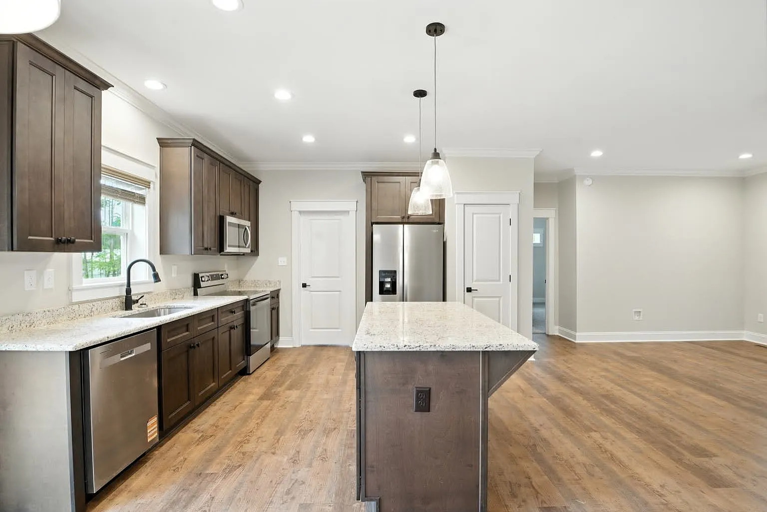 4 bed, 1950 sqft, $2,325 — Photo 2