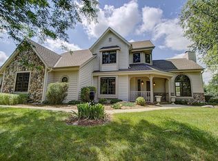 6625 N Shawmoors Dr, Hartland, WI 53029