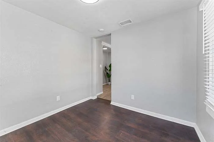1603 E 33rd Ave — Photo 3
