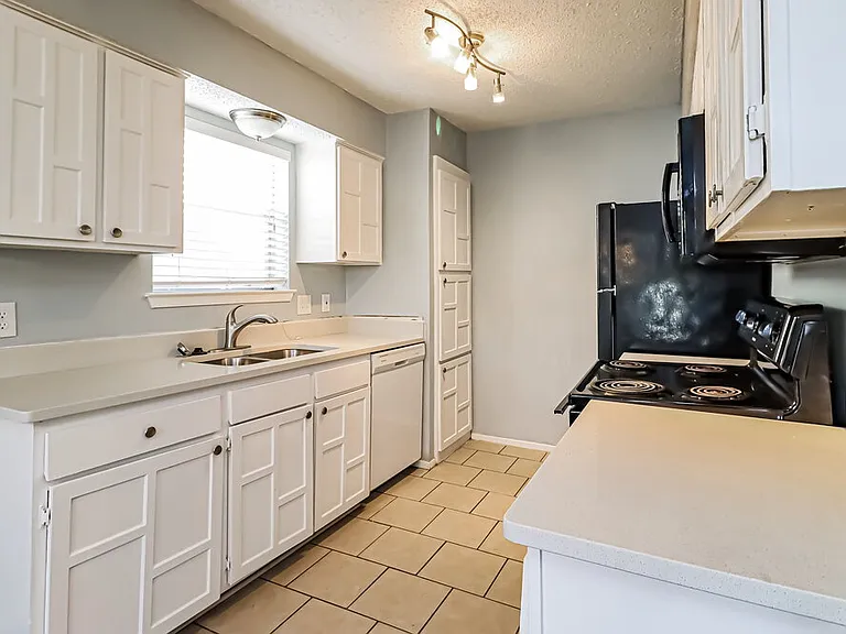 2821 Lana Cir — Photo 7