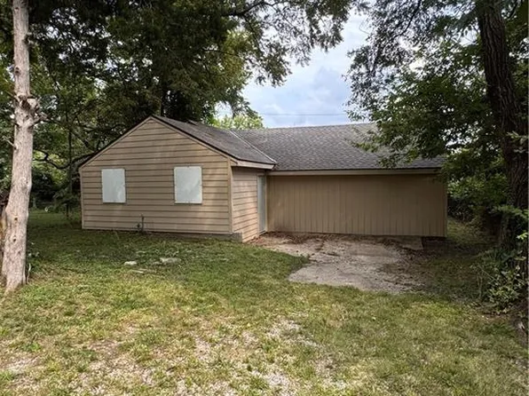 8407 Olive St, Kansas City, MO 64132