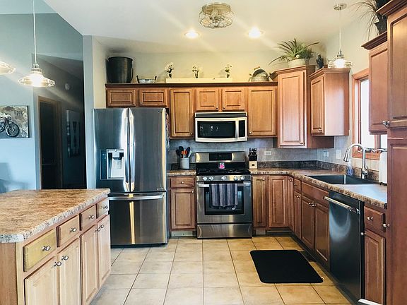 BEAUTIFUL OAK CABINETRY & MODERN LIGHTING!