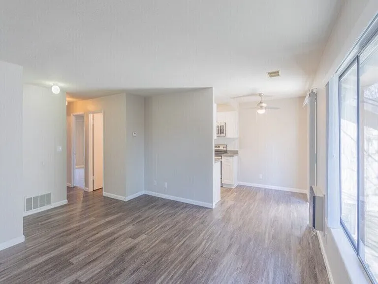Somerset Apartments — Photo 7