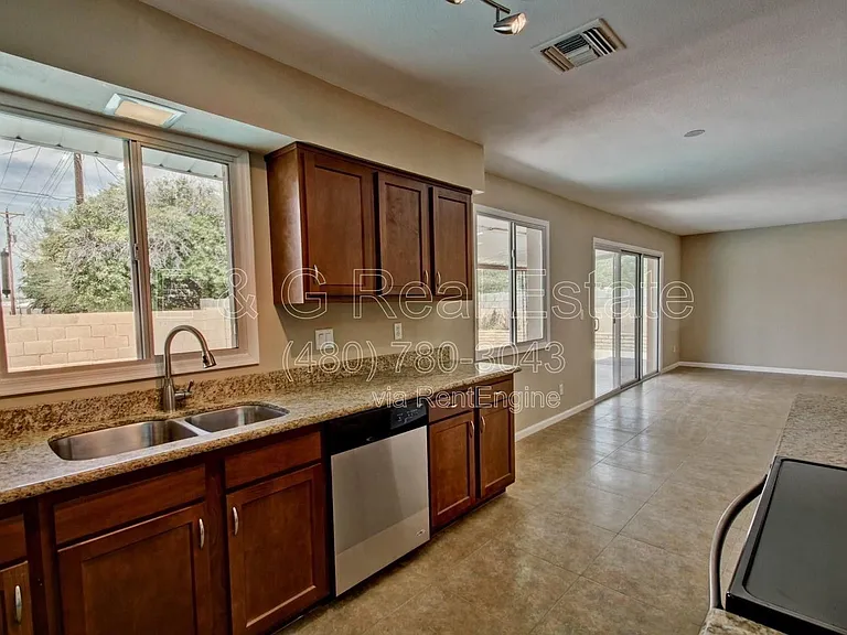 1030 E Manhatton Dr — Photo 9