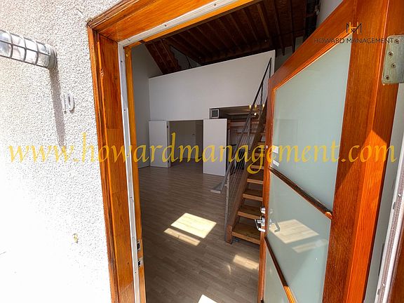 3rd image of 1011 Pico Blvd Unit 10