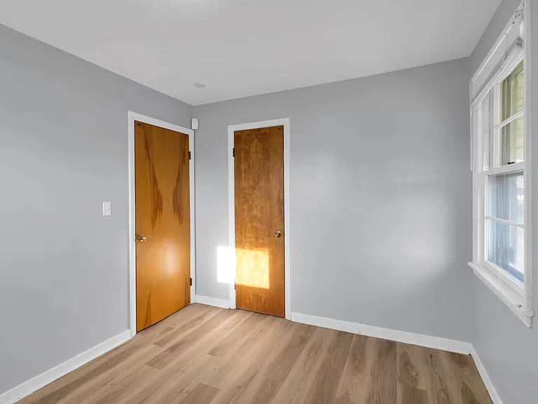 122 Alberta Dr — Photo 15