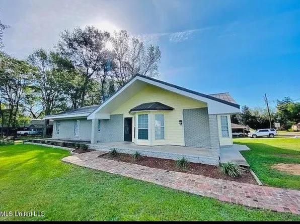 1102 Pearl River Ave, McComb, MS 39648