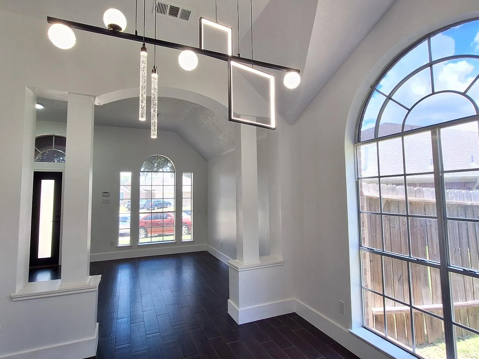 4 bed, 2.0 bath, 2418 sqft, $2,749 — Photo 2