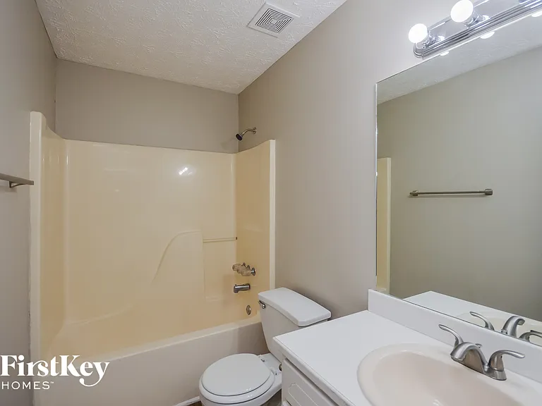 220 Lakefront Dr — Photo 14