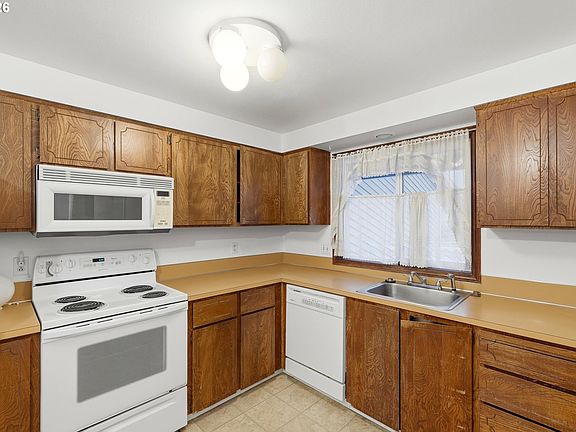 5th image of 2461 SE Willow Dr