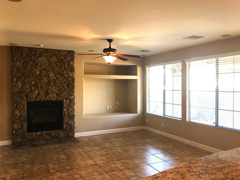 300 W Wisteria Pl — Photo 16