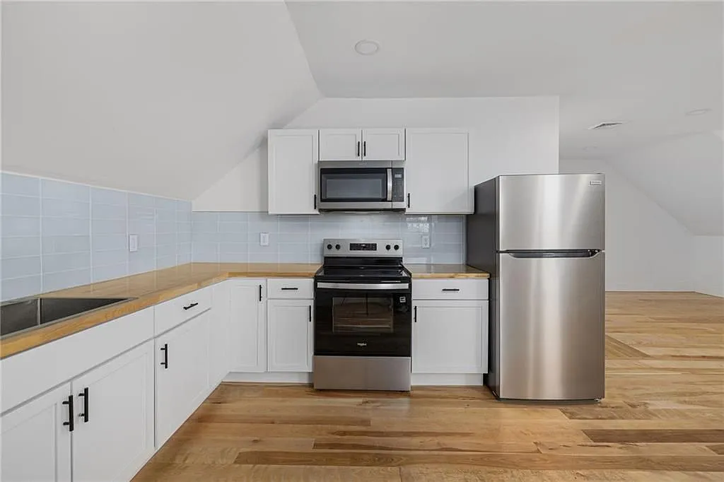 3 bed, 1.0 bath, 1100 sqft, $2,250 — Photo 3