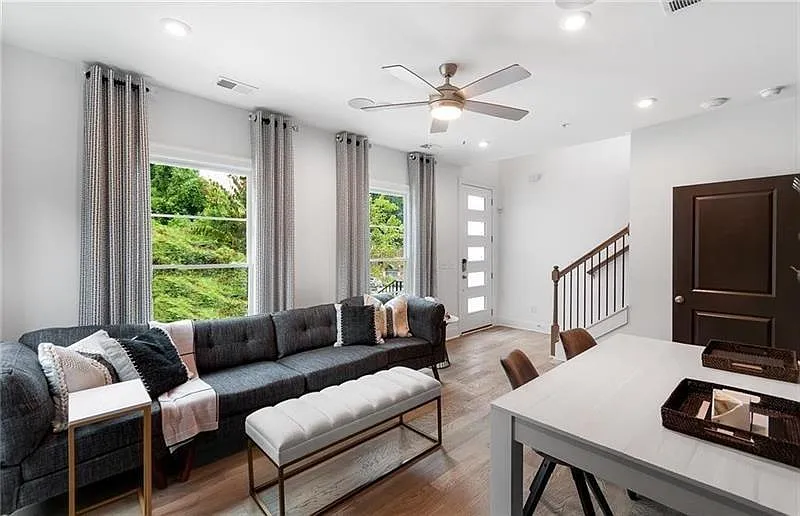 3 bed, 3.5 bath, 2332 sqft, $4,100 — Photo 3