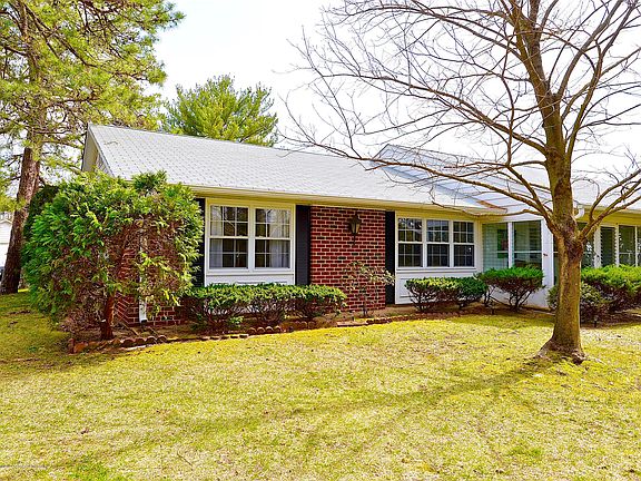 2nd image of 985A Aberdeen Dr #100A