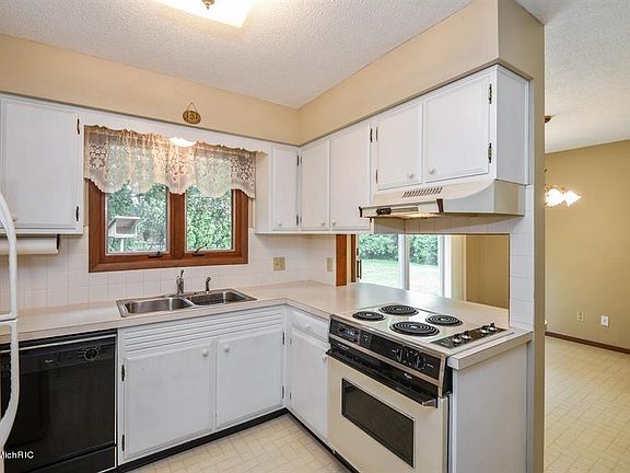 4th image of 2847 Robin Hood Dr