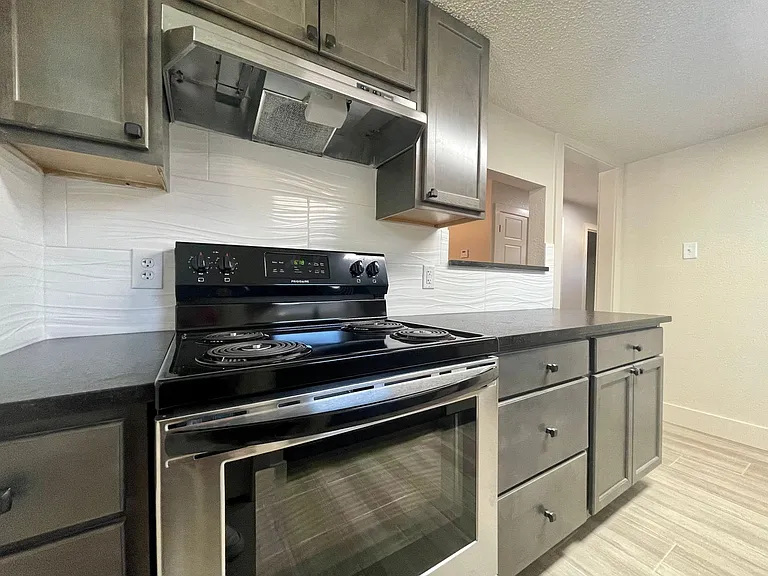 1226 Royal Crest Dr — Photo 6