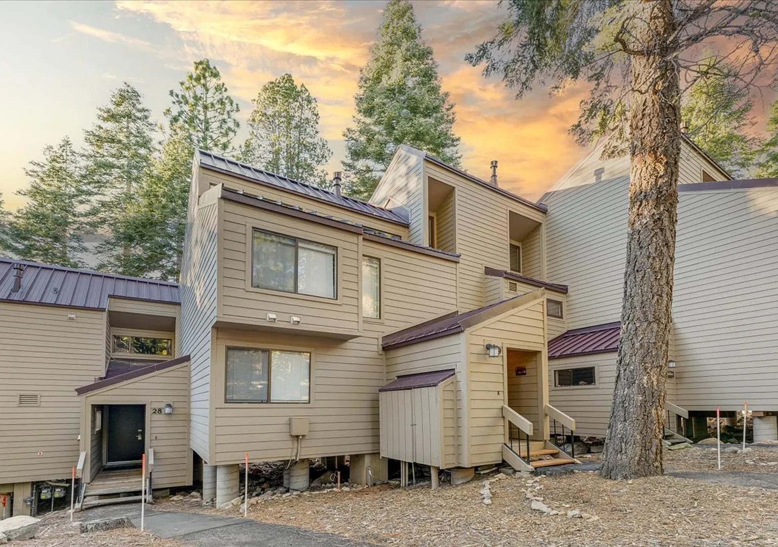 Ski Lease: Updated Townhome In Wooded, Central North Lake Location! — Photo 4