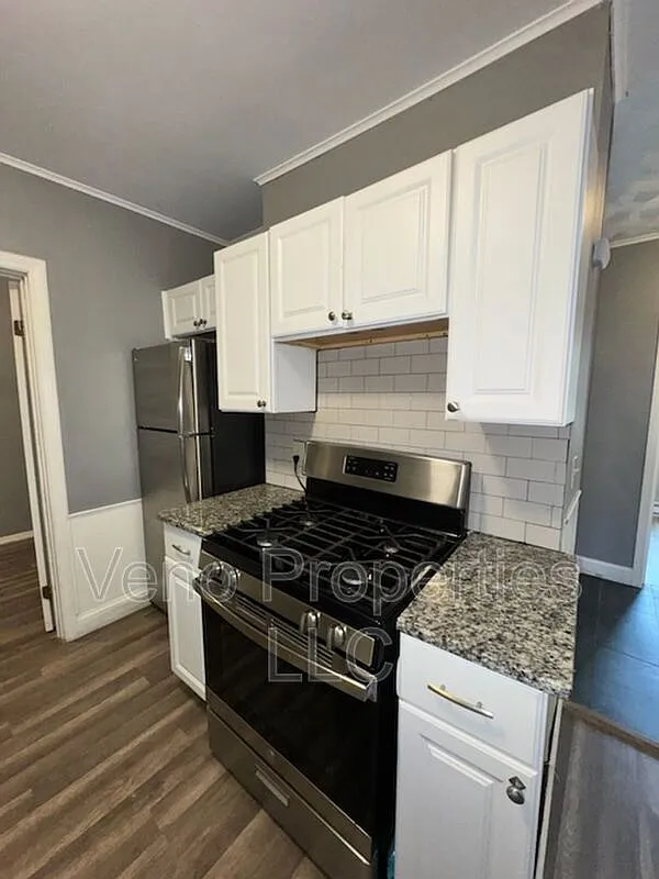 2 bed, 1.0 bath, $1,300 — Photo 3