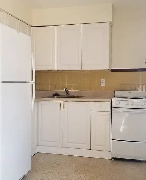 1110 Westminster St W — Photo 4