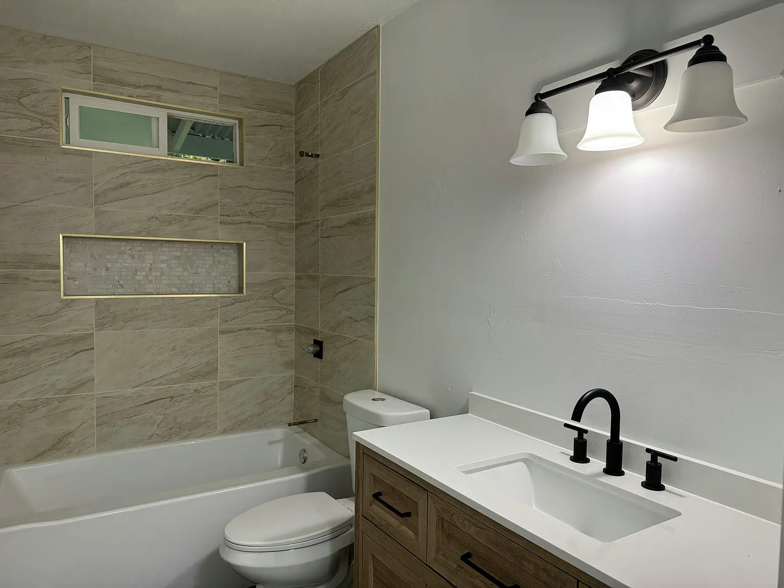 15-2712 Hee Street — Photo 2