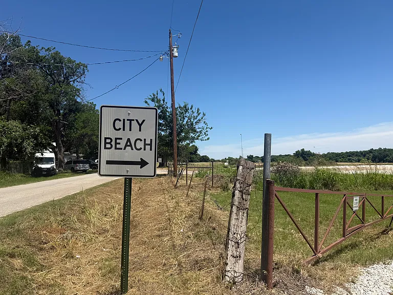 City beach access less than 1000 feet from house.