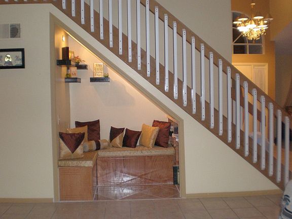 built in readin area w/ book shelves