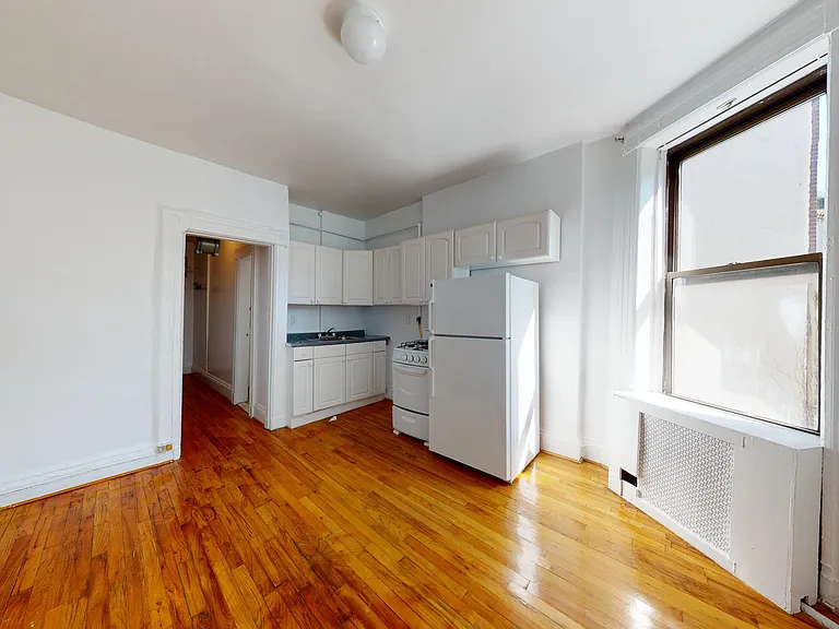 158 W 15th St #5D — Photo 3