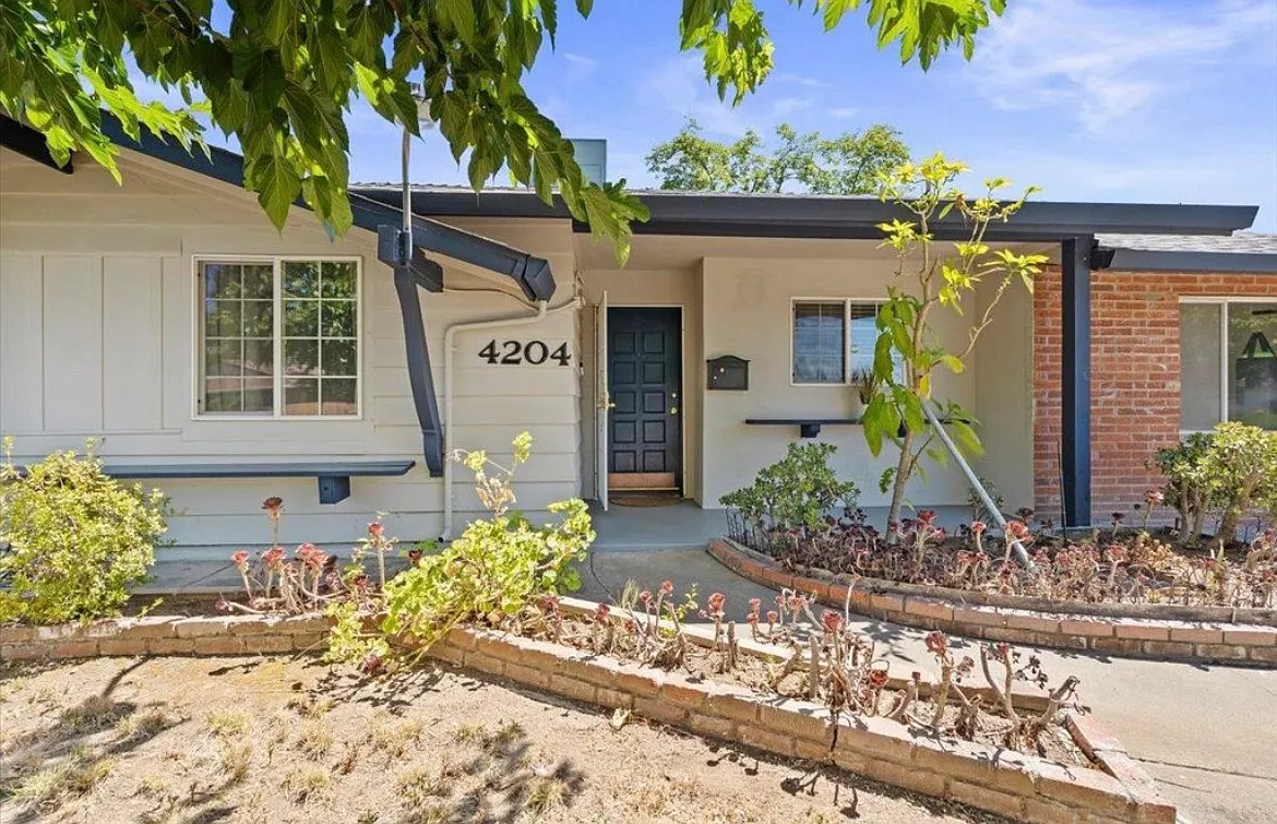 3 bed, 1325 sqft, $2,800 — Photo 3
