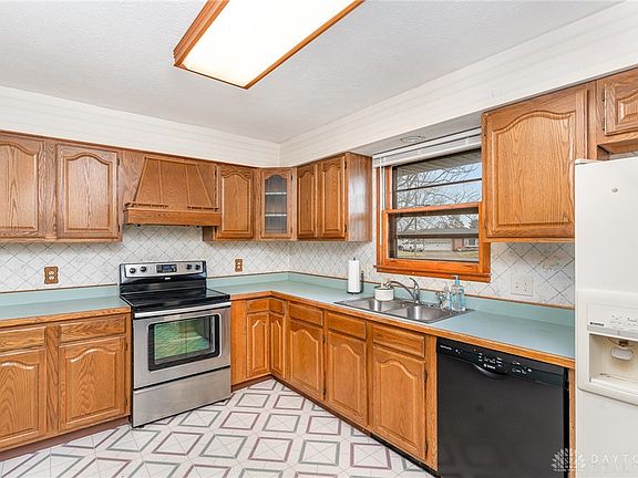 3rd image of 404 Beechwood Dr