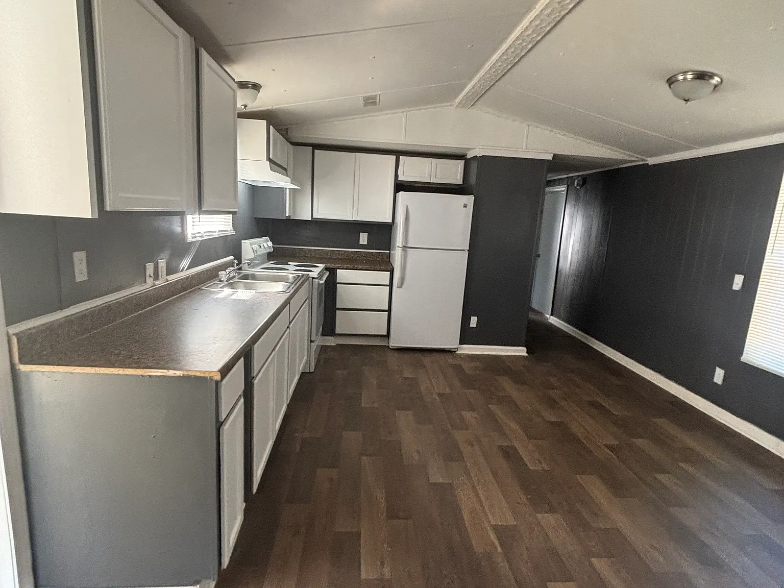 2 bed, 924 sqft, $695 — Photo 2