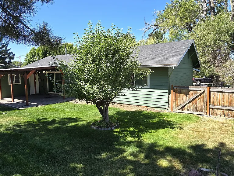 637 SE Commerce St — Photo 1