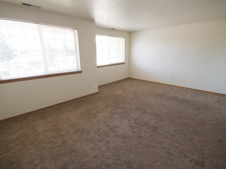 1819 Skyline Ct S — Photo 8