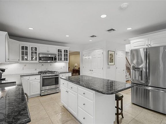 5th image of 20 Croyden Ln