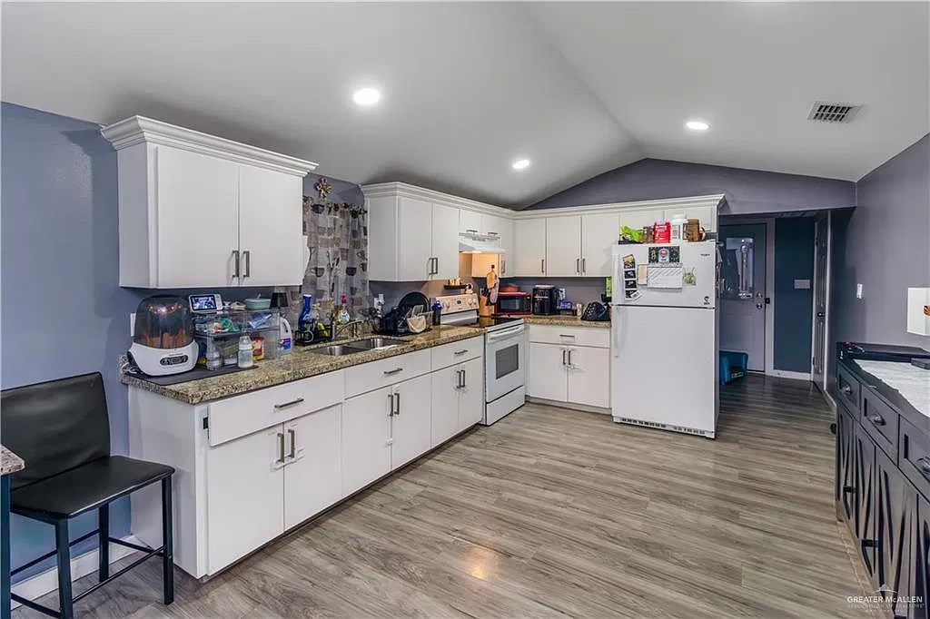 3 bed, 2.0 bath, 1005 sqft, $1,700 — Photo 3