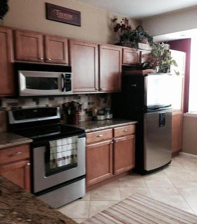Huge Eat In Kitchen w/stainless steel appliances