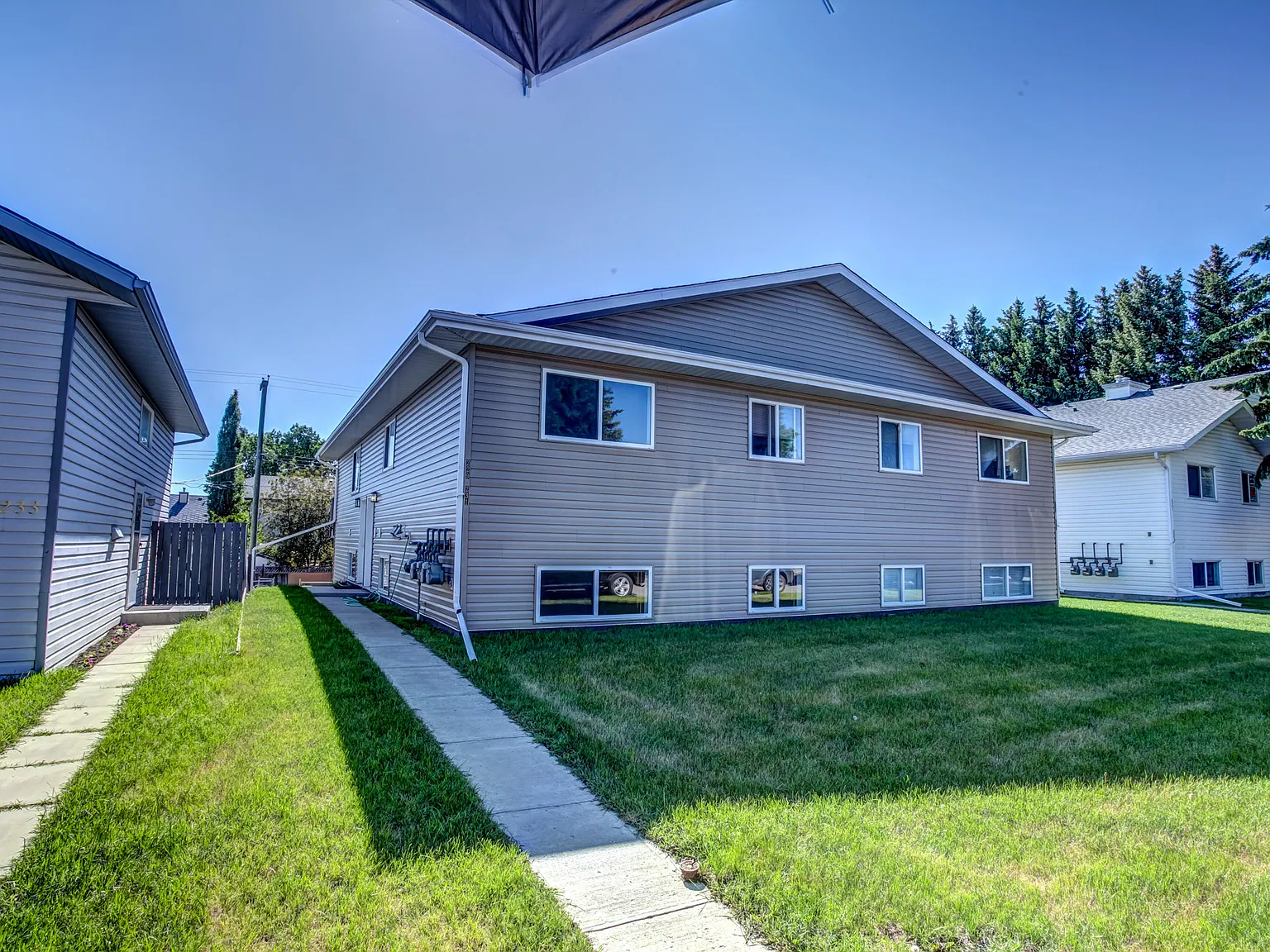 3 Bedroom Walkout Basement Suite w/ Insuite Laundry! | 231 Centre Street Strathmore! — Photo 2