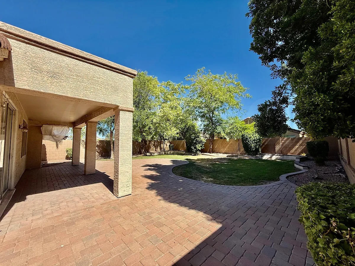 3 bed, 2.0 bath, 1899 sqft, $2,449 — Photo 4